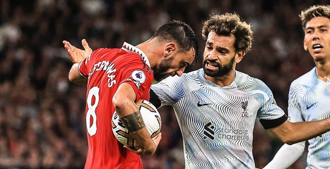 بالفيديو : اشتباك بين محمد صلاح و نجم مانشستر يونايتد