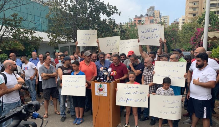 موظفو وعمال مياه بيروت وجبل لبنان يقطعون الطريق امام وزارة الطاقة