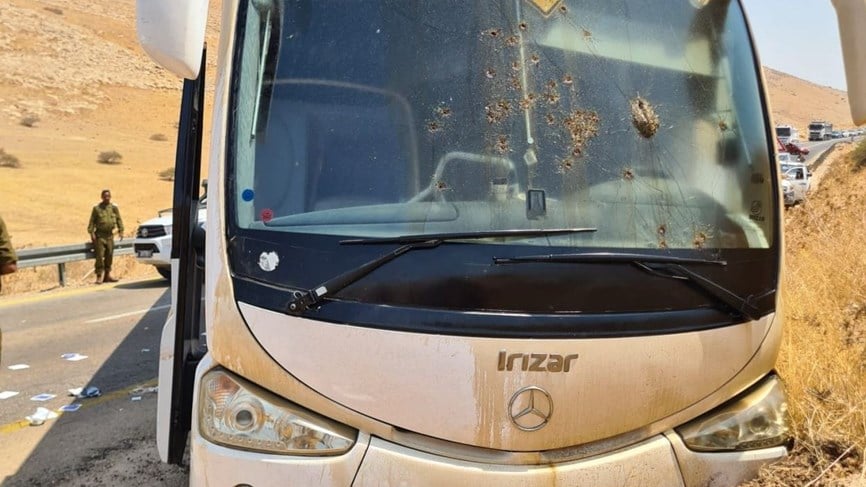 بالفيديو: مقاومون يطلقون النار على حافلة لجنود الاحتلال في غور الأردن وسقوط اصابات