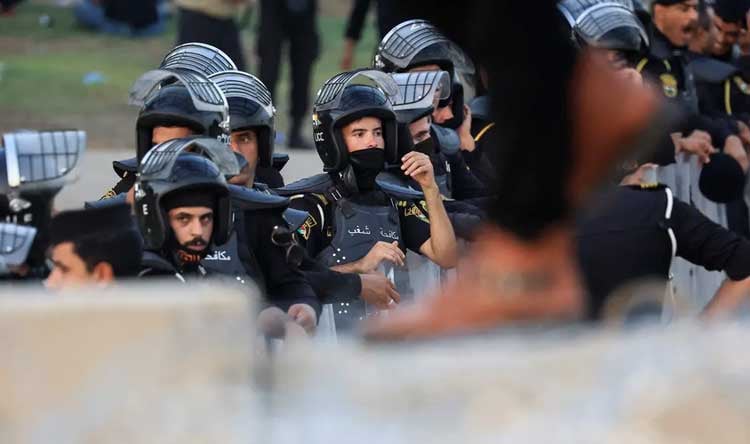 بالفيديو: استهداف البرلمان العراقي… عشرات الجرحى وسط هلع المتظاهرين وهروب النواب
