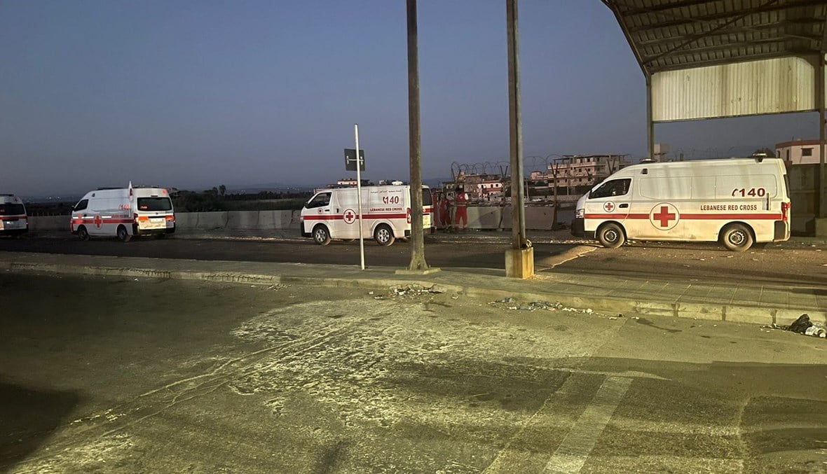بالصور: الصليب الأحمر يستعد لنقل ضحيتَين و4 ناجين من مستشفى الباسل في طرطوس