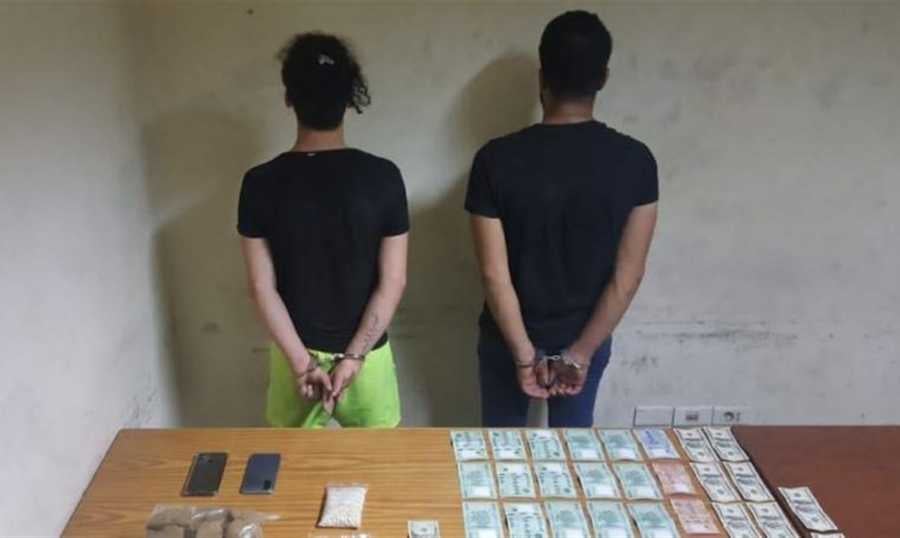 بالجرم المشهود.. مروجا كبتاغون وحشيشة ودولارات مزيفة في قبضة الأمن