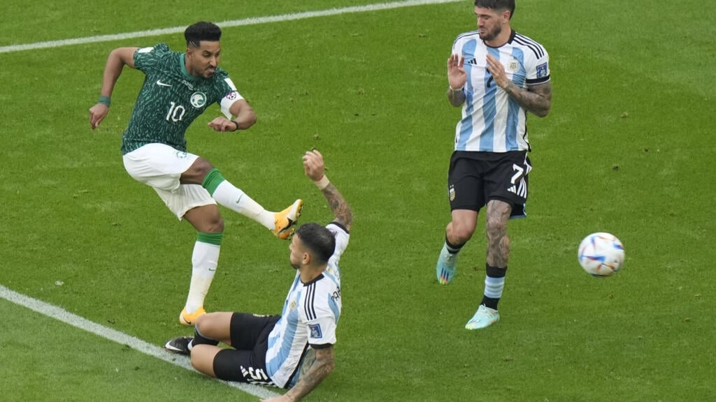 منتخب السعودية يفجر أكبر المفاجآت في مونديال قطر