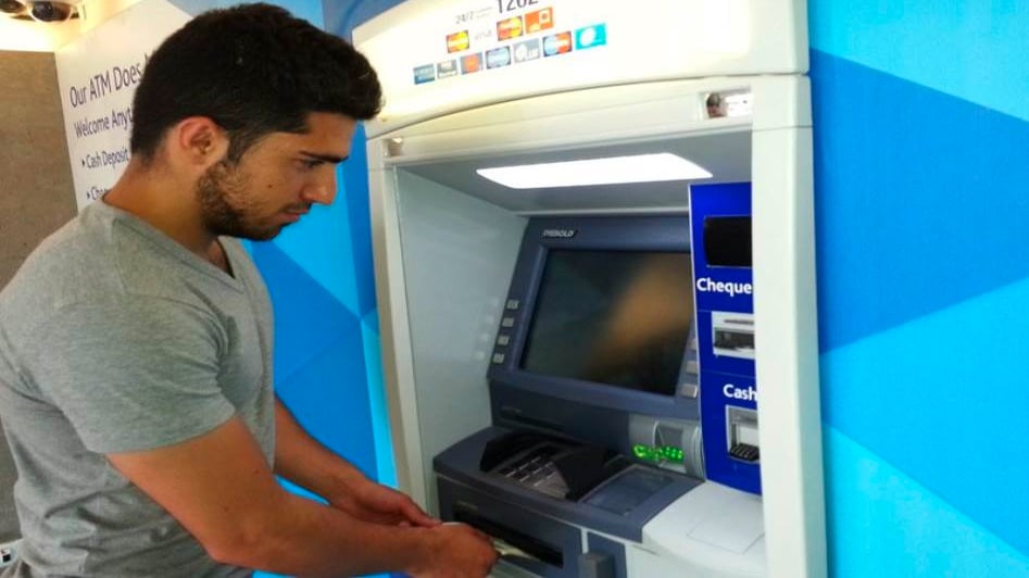 إعادة أموال المودعين: نصفها بالدولار ونصفها بالليرة بسعر "صيرفة"