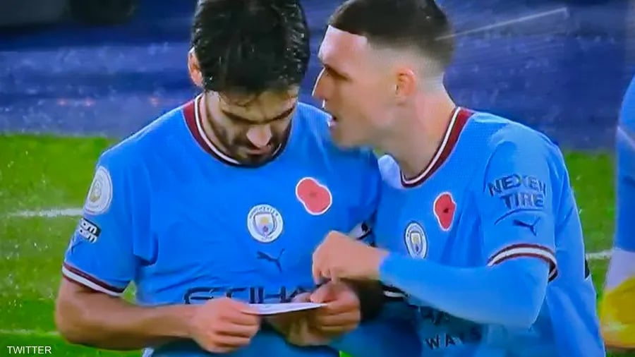 "ورقة التعليمات".. لقطة تثير الجدل في الدوري الإنجليزي