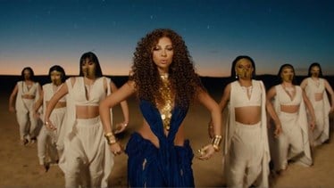 بالفيديو: الفيفا تصدر اغنية و فيديو كليب "توكا تاكا" التي يجمع ميريام فارس و نيكي ميناج و مالوما