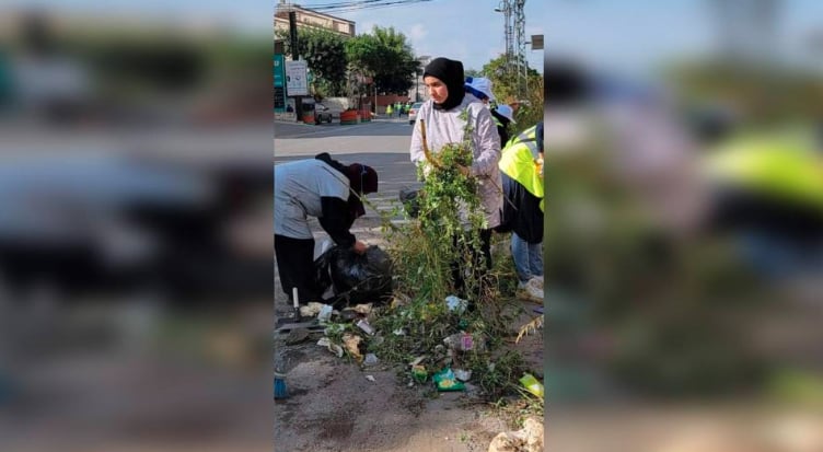 خديجة "أخت الرجال": أكنس الطرقات لأساعد والدي