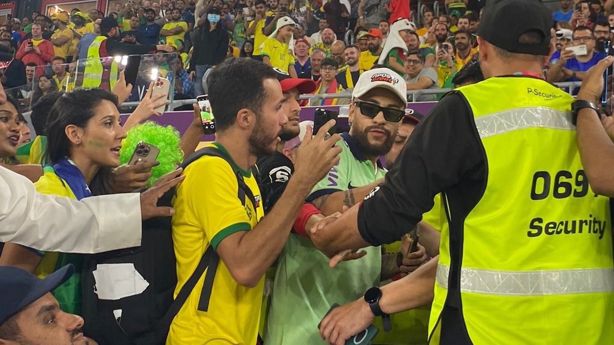 شاهد.. شبيه نيمار يخدع الأمن ويدخل مباراة البرازيل