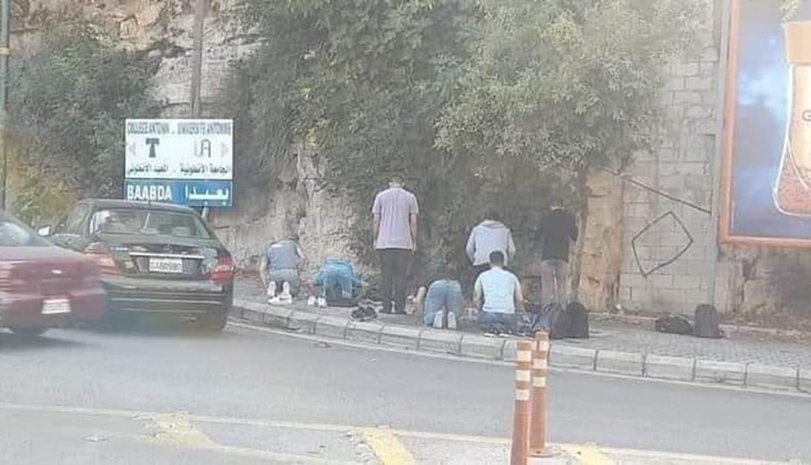 صورة لطلاب مسلمين يؤدون الصلاة خارج حرم الجامعة الأنطونية تُثير الجدل... والإدارة تُعلّق