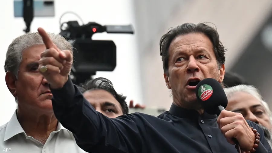 بالفيديو: إصابة عمران خان في محاولة اغتيال وسط حشود من أنصاره