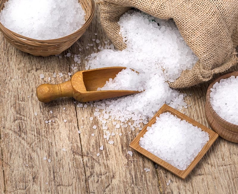 خبيرة تغذية تكشف عن خطر الملح الزائد في الطعام