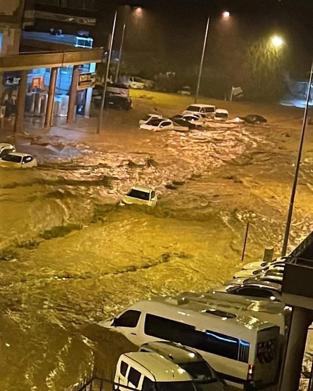 بالفيديو : لم تشهدها منذ 50 عاما.. أنطاليا التركية تغرق بسبب الفيضانات