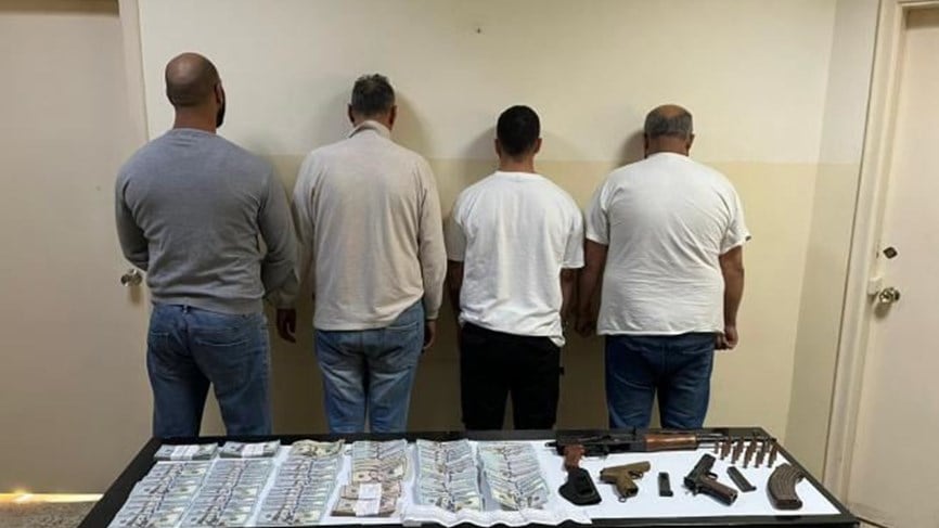 بعد قيامه بسرقة مبلغ مليوني دولار وتواريه عن الأنظار.. "المعلومات" توقفه وصهره المخطّط
