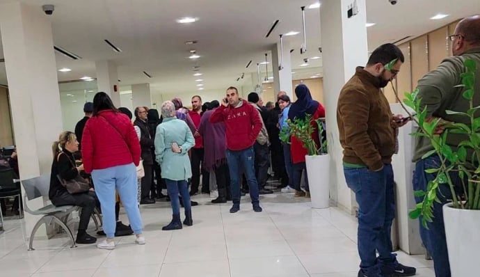 طوابير الذلّ على باب "صيرفة": "الحاكم سرق أرباحنا"