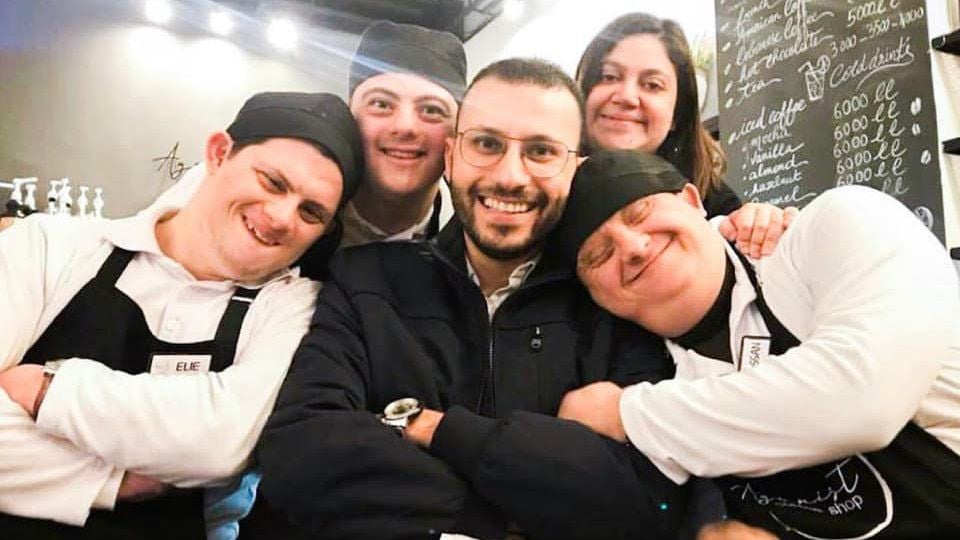 فريد من نوعه في لبنان.. مطعم يتحدى الأزمات بفضل أصحاب الهمم