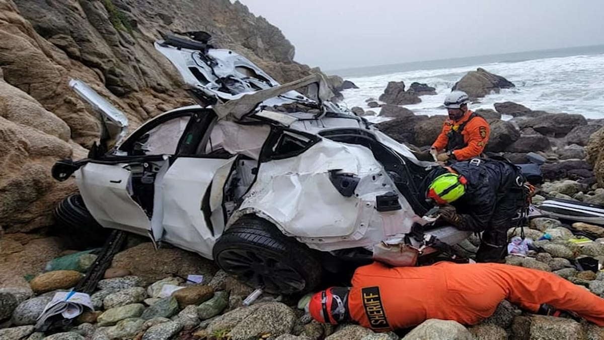الحادثة المعجزة.. سقطت سيارتهم من ارتفاع 74 مترا ونجوا