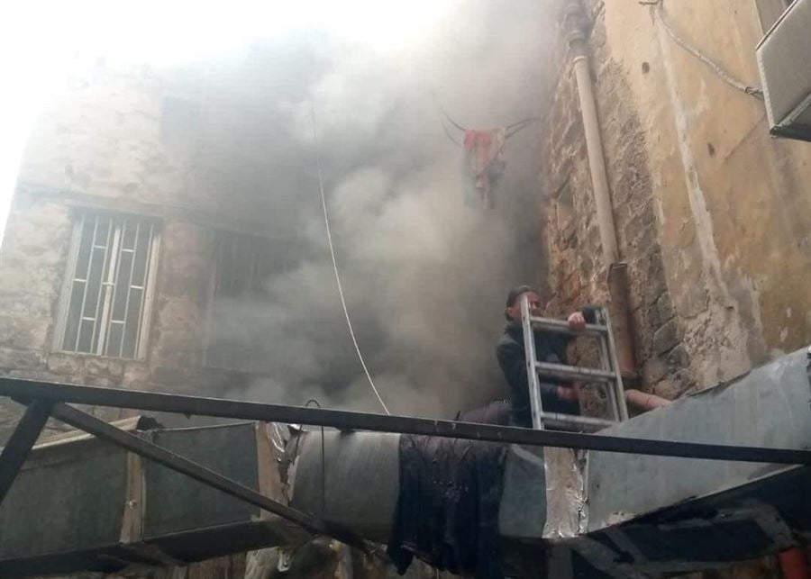 بالصور: حريق داخل مستودع في محلة ساحة النجمة طربلس