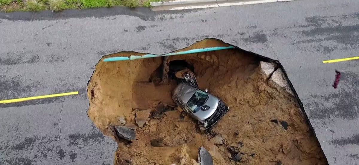 حفرة تبتلع سيارتين في كاليفورنيا..