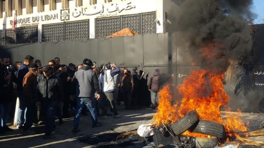 عمال بلديتي طرابلس والميناء يضرمون النار امام مصرف لبنان