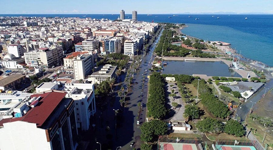 تركيا: إخلاء مبان في إسكندرون بعد غمر مياه البحر لها