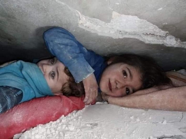 من أعطاك الحقّ في تصوير أطفالي وأنا ميت؟