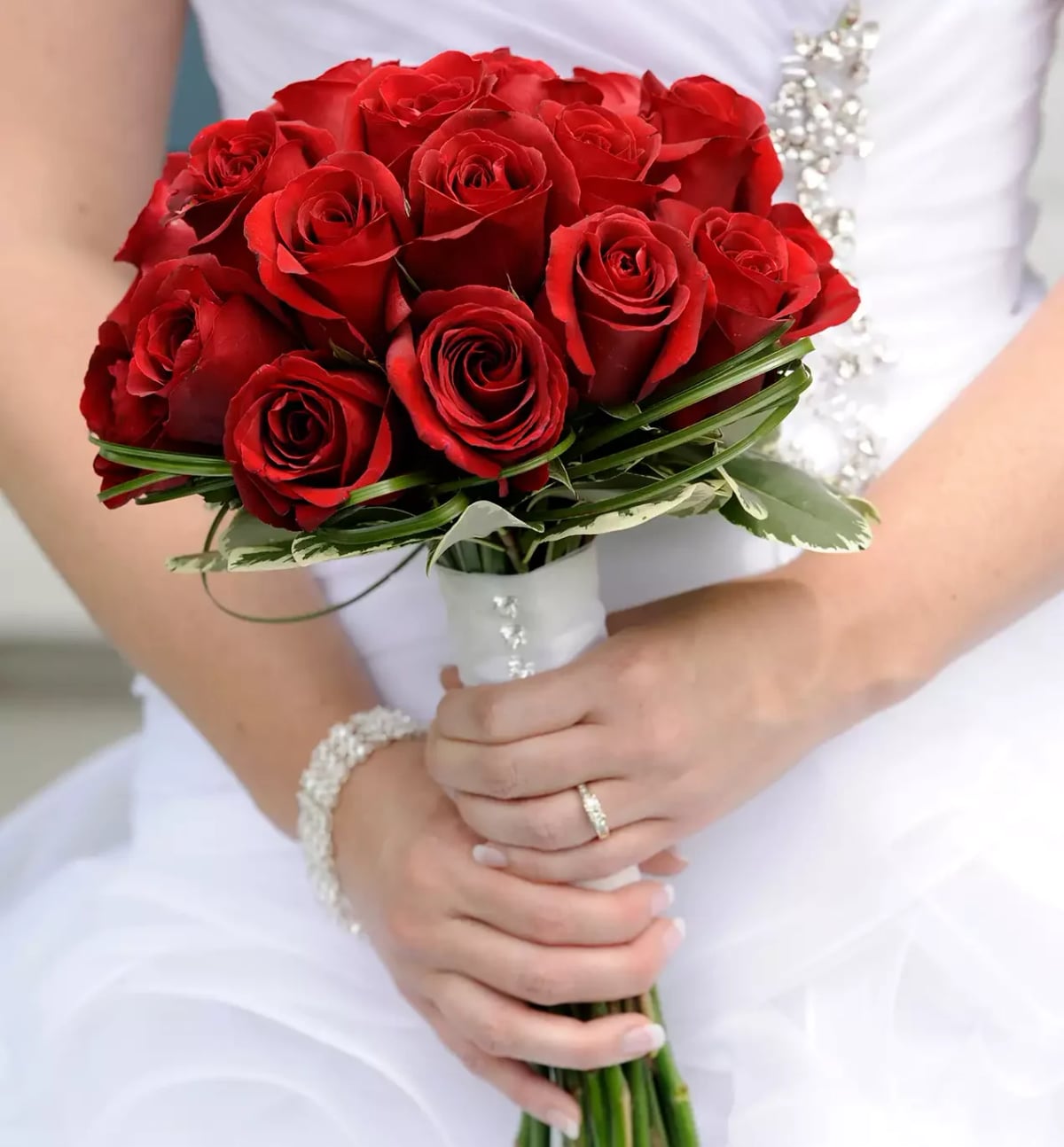 رجل يترك عروسه ليحتضن زوجته الأولى في حفل زفافه