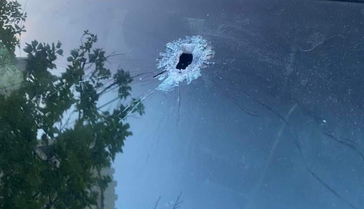 بالصور: إطلاق نار على منزل رئيس البلديّة وسيّارته في بزال العكاريّة