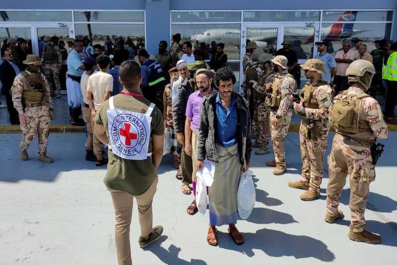 حكومة اليمن: عملية تبادل الأسرى هي الأكبر منذ سنوات
