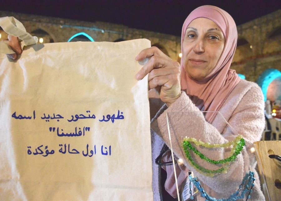 لبنانية تطرّز شعارات الأزمات على الحقائب بطريقة ساخرة ولاذعة