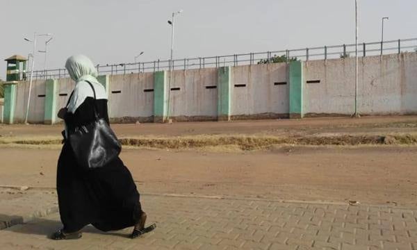 الجيش السوداني و"الدعم السريع" يتبادلان الاتهام بالمسؤولية عن هروب السجناء