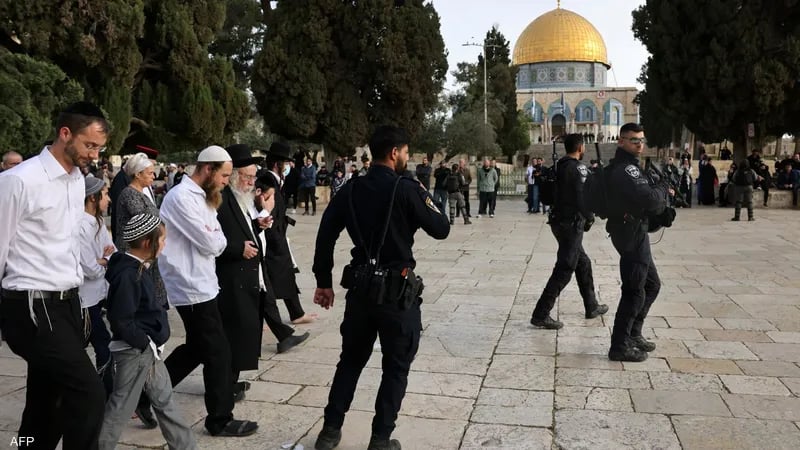 تحت حراسة أمنية.. مستوطنون يقتحمون باحات المسجد الأقصى