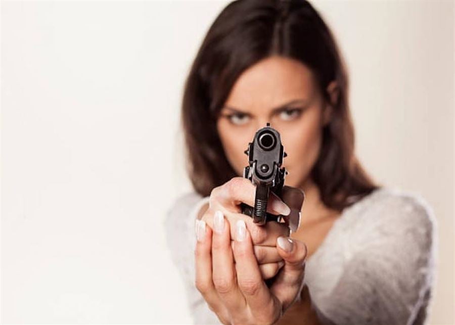 المسدس في الحقيبة.. هكذا تحمي اللبنانيات أنفسهن من السرقة