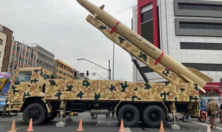إيران تكشف عن صاروخها الباليستي "خيبر"