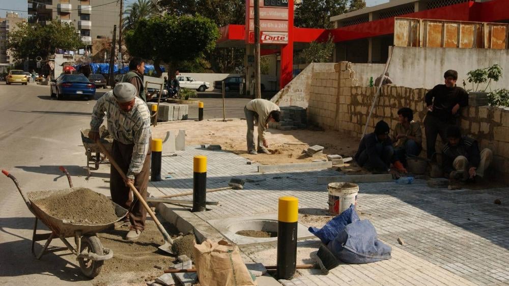 اللبناني يتمسّك بالـ"بريستيج" والسوري يغزو المهن