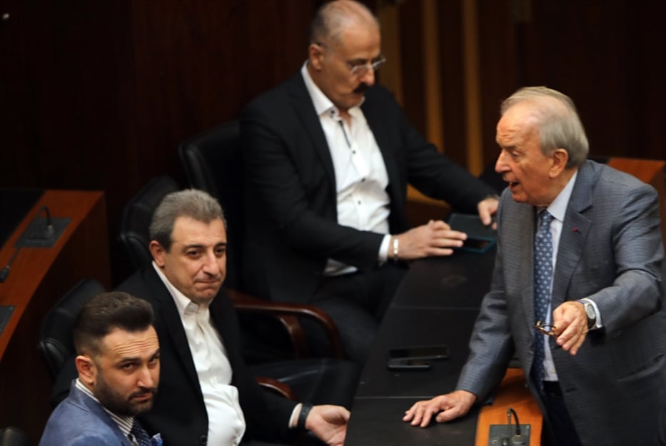 انتظار لجنبلاط وانقسام التيار مستمر ومعركة على النواب السنة