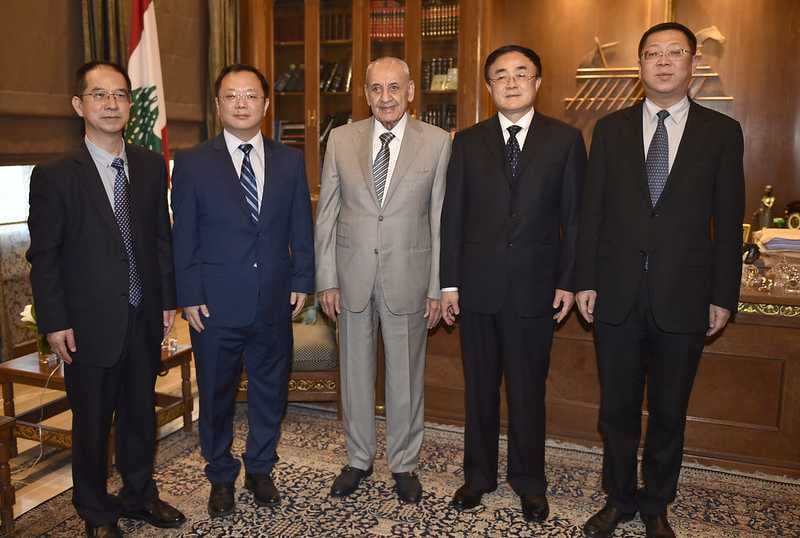 بري يلتقي مسؤولاً صينياً ويحمّله دعوة لنظيره لزيارة لبنان