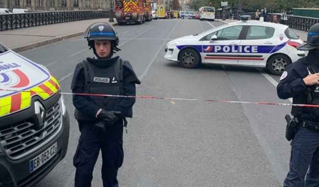 إصابة 7 أشخاص بينهم 6 أطفال بهجوم بسكين في فرنسا.. ماكرون: فرنسا بحالة صدمة