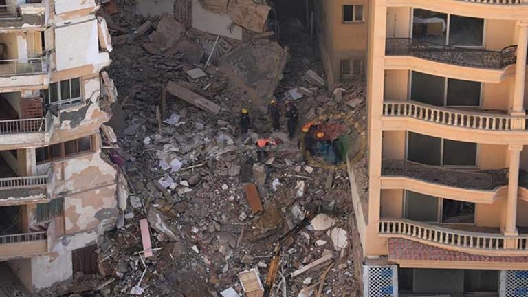 عقار الإسكندرية.. انتشال أول جثمان