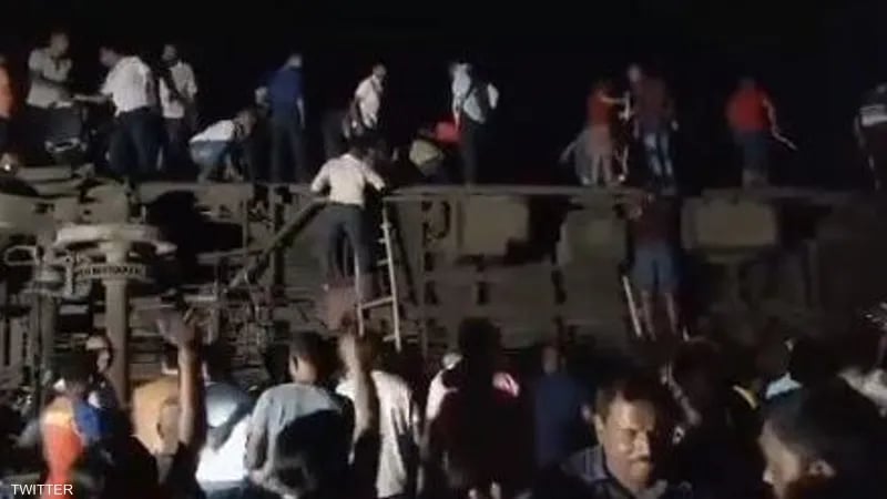 بالفيديو: عشرات القتلى في تصادم قطارين في الهند