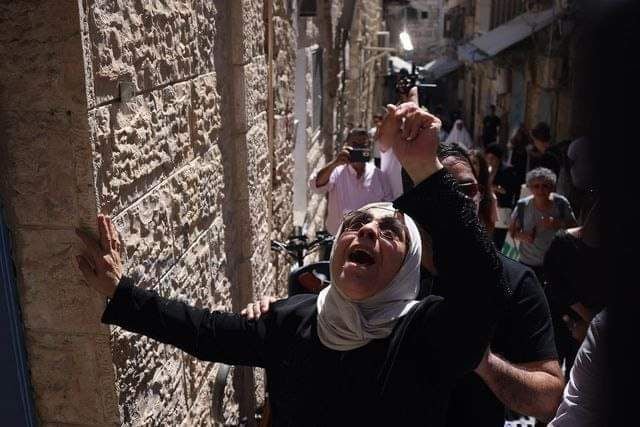 بالفيديو: "إسرائيل" تطرد أسرة فلسطينية من بيتها وتسلمه لمستوطنين