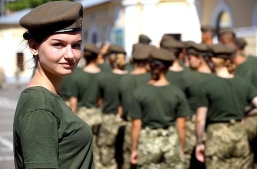 أمراض وملابس واسعة.. هذه معاناة المجندات الأوكرانيات