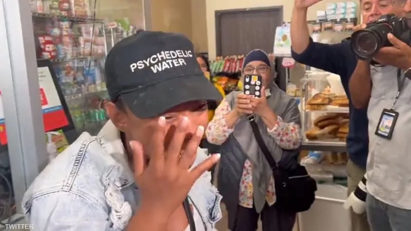 امرأة تكتشف فوزها بيانصيب مليار دولار وتصاب بانهيار