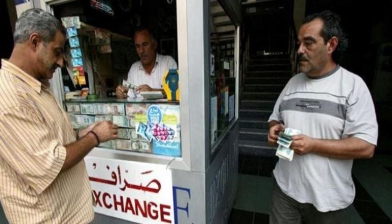 قرار سياسي باستقرار الدولار دعماً لمنصوري… إلى حين
