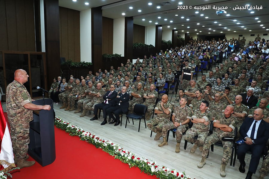 قائد الجيش: لا تدعوا السياسة ولا الطائفية تتغلغل بينكم