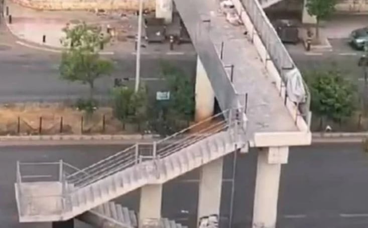 "حرامية الحديد" استَأصلوا قوائم "درابزين" أخطر جسور المشاة في بيروت