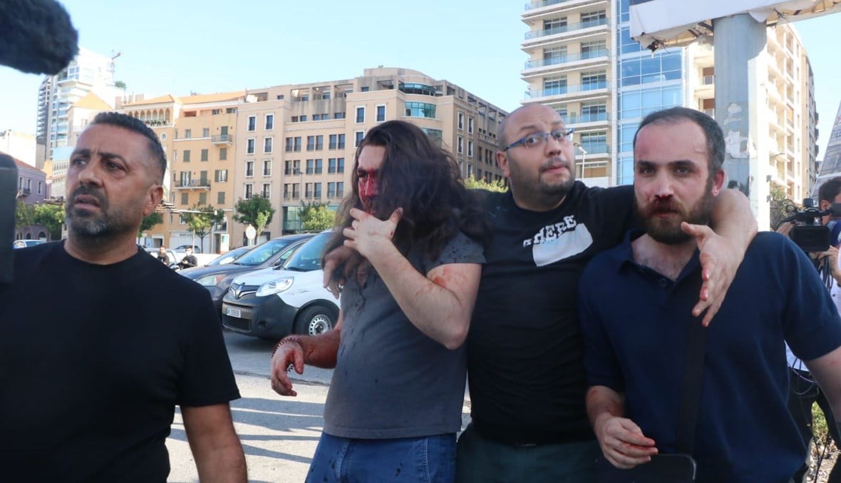بالصور والفيديو: مواجهات في ساحتي الشهداء ورياض الصلح بين مشاركين بـ "مسيرة الحريات" وشبان حاولوا منعهم من التقدم