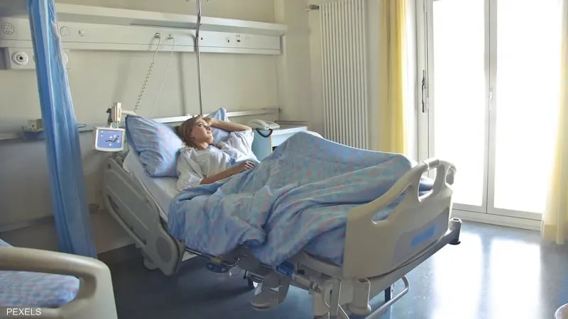 "كارثة طبية" في بطن مريضة.. أداة جراحية بحجم صحن