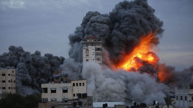 غارات إسرائيلية عنيفة جواً وبحراً على غزة