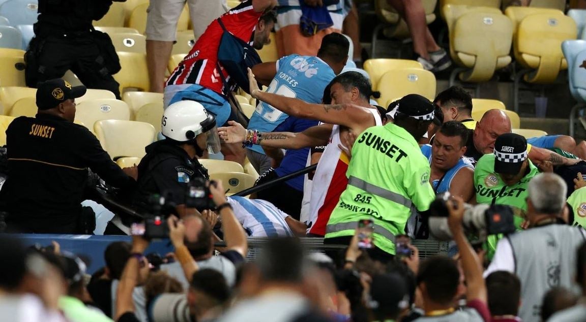 الفيفا يحقق في شغب الجماهير بمباراة البرازيل والأرجنتين في تصفيات كأس العالم على ملعب ماراكانا