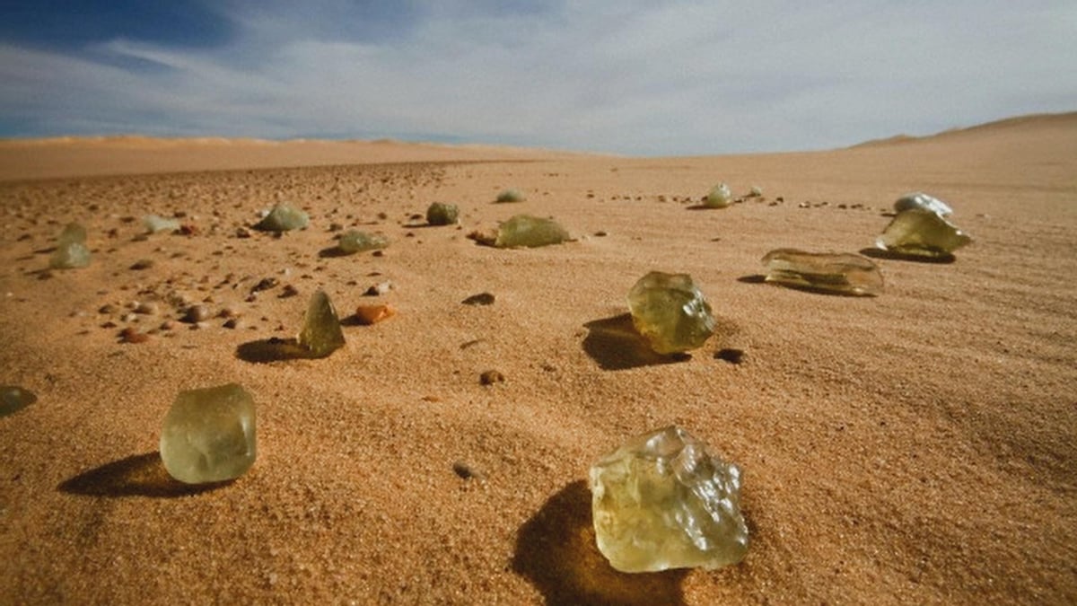 حل لغز أصل زجاج الصحراء الليبية الأصفر النادر